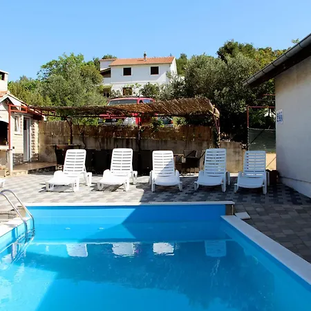 House With Outdoor Pool In 公寓 *