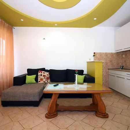 House With Outdoor Pool In Apartman Tisno