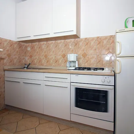 House With Outdoor Pool In Apartman *