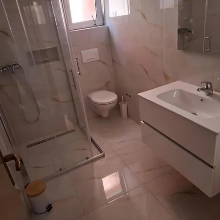 Lägenhet House With Outdoor Pool In *