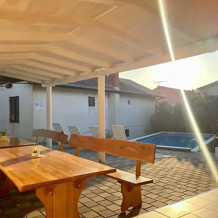 House With Outdoor Pool In Lägenhet Tisno