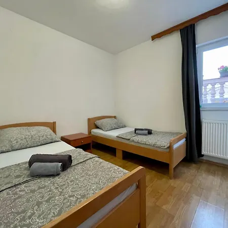 House With Outdoor Pool In Apartman Tisno