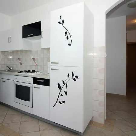 House With Outdoor Pool In Tisno