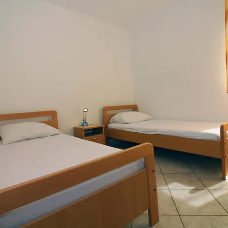 Lägenhet House With Outdoor Pool In Tisno