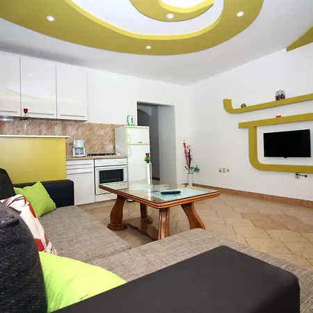 House With Outdoor Pool In Tisno