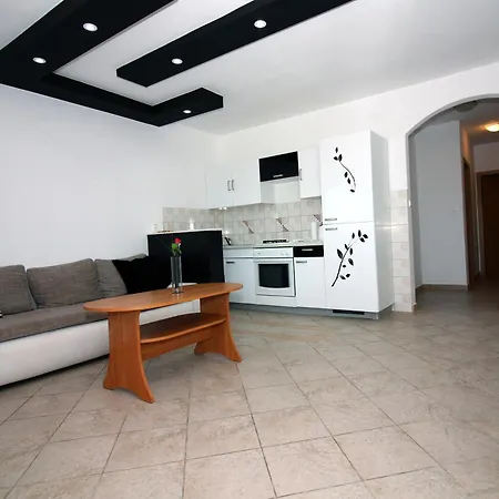 House With Outdoor Pool In Lägenhet Tisno