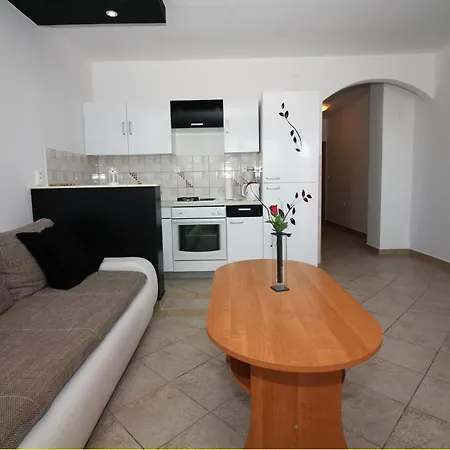 House With Outdoor Pool In Lägenhet