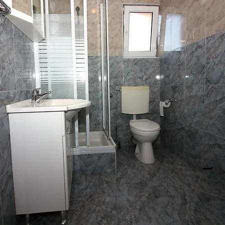 House With Outdoor Pool In Lägenhet *