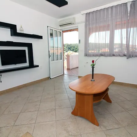 House With Outdoor Pool In Apartman *