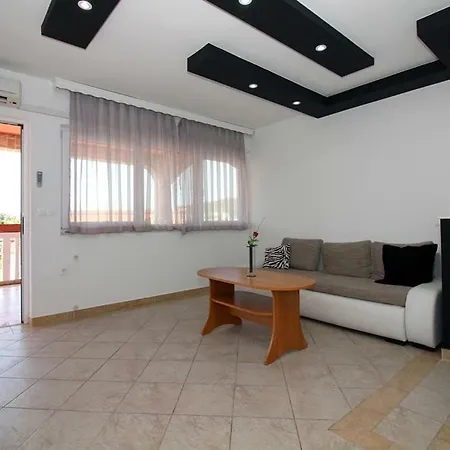 House With Outdoor Pool In Apartment *