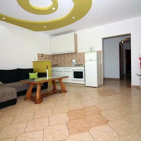 House With Outdoor Pool In Apartment Tisno
