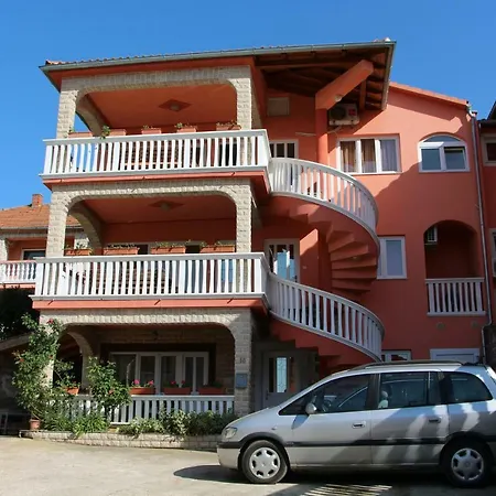 House With Outdoor Pool In Apartment Tisno