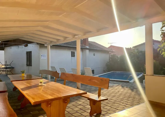 House With Outdoor Pool In Appartement Tisno