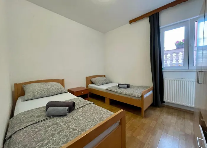 House With Outdoor Pool In Appartement Tisno