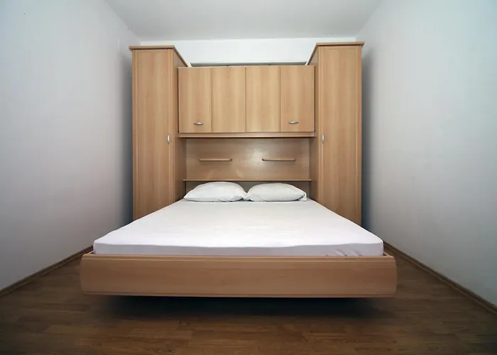 House With Outdoor Pool In Appartement Tisno