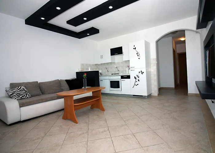 House With Outdoor Pool In Appartement Tisno