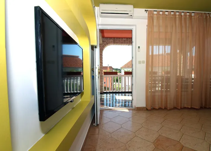 Appartement House With Outdoor Pool In Tisno