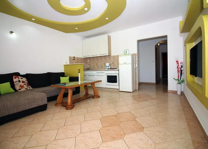 House With Outdoor Pool In Appartement